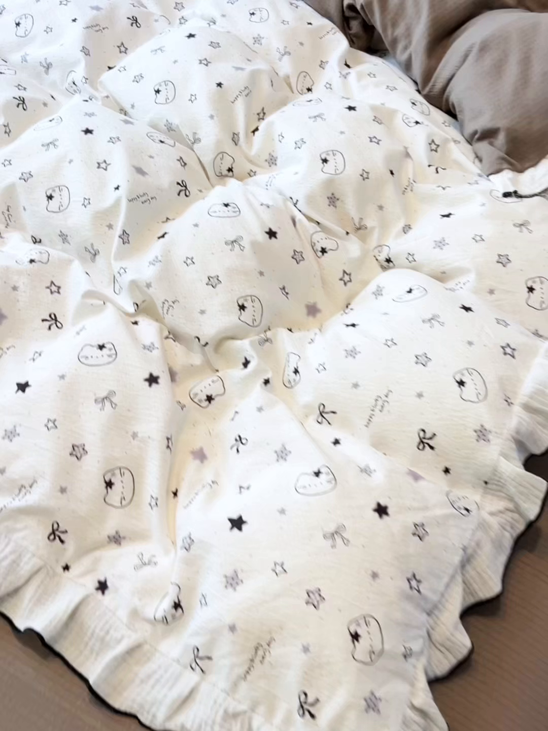 91家纺网 家纺一手货源 找家纺 繁花家居 2025新款高弹线云感木棉多层纱花边超软四件套-风格二 回头小猫