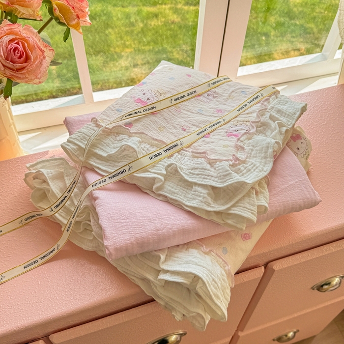 91家纺网 家纺一手货源 找家纺 繁花家居 2025新款高弹线云感木棉多层纱花边超软四件套-风格二 圣代甜喵-米