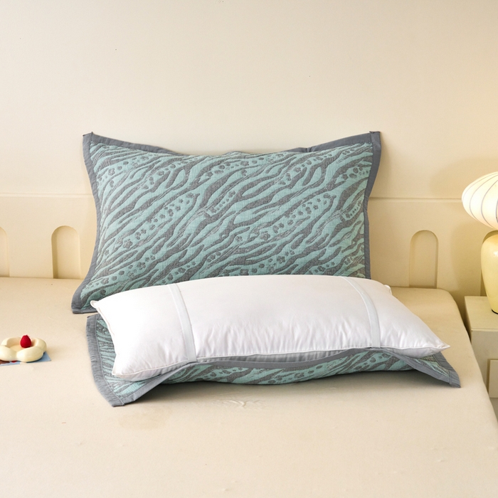 91家纺网 家纺一手货源 找家纺 棠薇家纺 2025新款提花绑带款枕巾棉纱布枕巾夹棉枕头巾 木影湖灰