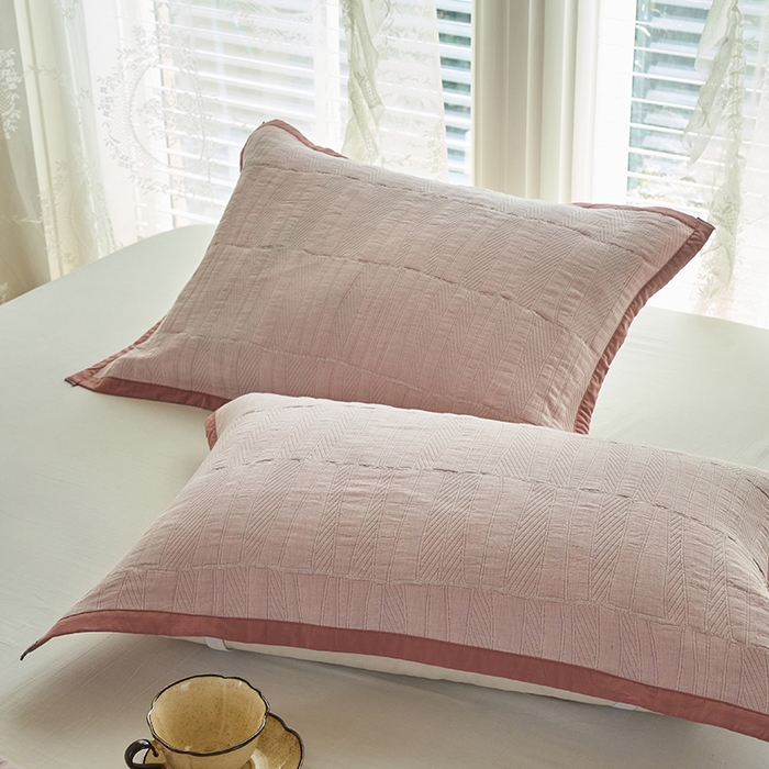 91家纺网 家纺一手货源 找家纺 棠薇家纺 2025新款提花绑带款枕巾棉纱布枕巾夹棉枕头巾 纯色木兰粉