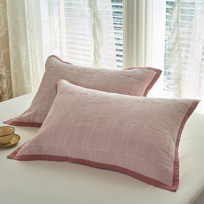 91家纺网 家纺一手货源 找家纺 棠薇家纺 2025新款提花绑带款枕巾棉纱布枕巾夹棉枕头巾 纯色木兰粉