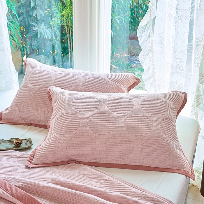 91家纺网 家纺一手货源 找家纺 棠薇家纺 2025新款提花绑带款枕巾棉纱布枕巾夹棉枕头巾 纯色圆圈粉