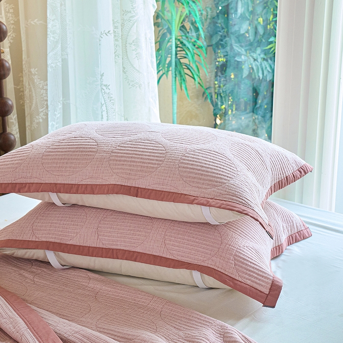 91家纺网 家纺一手货源 找家纺 棠薇家纺 2025新款提花绑带款枕巾棉纱布枕巾夹棉枕头巾 纯色圆圈粉