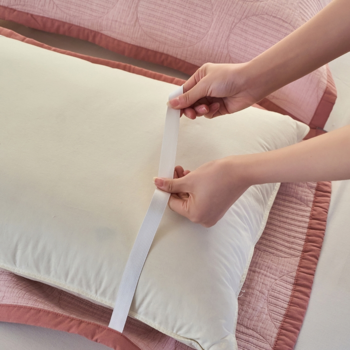 91家纺网 家纺一手货源 找家纺 棠薇家纺 2025新款提花绑带款枕巾棉纱布枕巾夹棉枕头巾 纯色圆圈粉