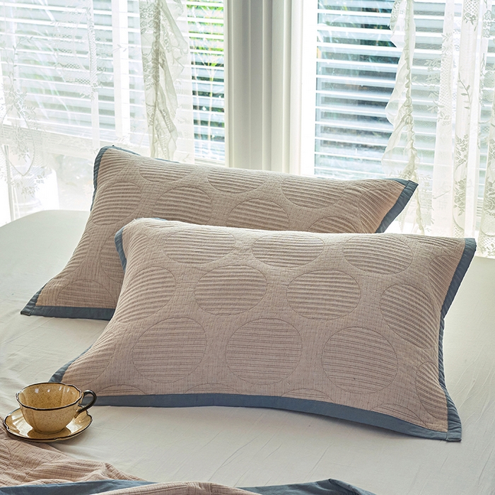 91家纺网 家纺一手货源 找家纺 棠薇家纺 2025新款提花绑带款枕巾棉纱布枕巾夹棉枕头巾 纯色圆圈驼