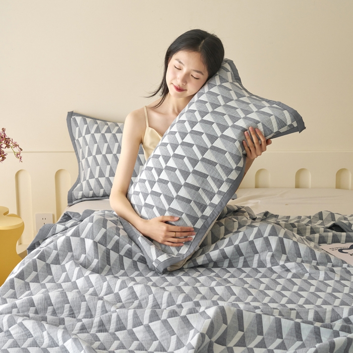 91家纺网 家纺一手货源 找家纺 棠薇家纺 2025新款提花绑带款枕巾棉纱布枕巾夹棉枕头巾 菱格灰