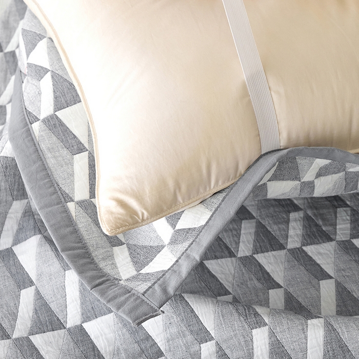 91家纺网 家纺一手货源 找家纺 棠薇家纺 2025新款提花绑带款枕巾棉纱布枕巾夹棉枕头巾 菱格灰