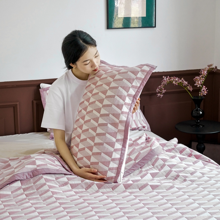 91家纺网 家纺一手货源 找家纺 棠薇家纺 2025新款提花绑带款枕巾棉纱布枕巾夹棉枕头巾 菱格紫