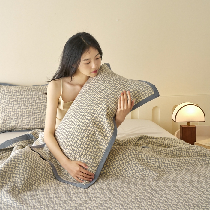 91家纺网 家纺一手货源 找家纺 棠薇家纺 2025新款提花绑带款枕巾棉纱布枕巾夹棉枕头巾 罗马故事