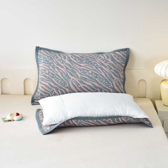 91家纺网 家纺一手货源 找家纺 棠薇家纺 2025新款提花绑带款枕巾棉纱布枕巾夹棉枕头巾 木影驼兰