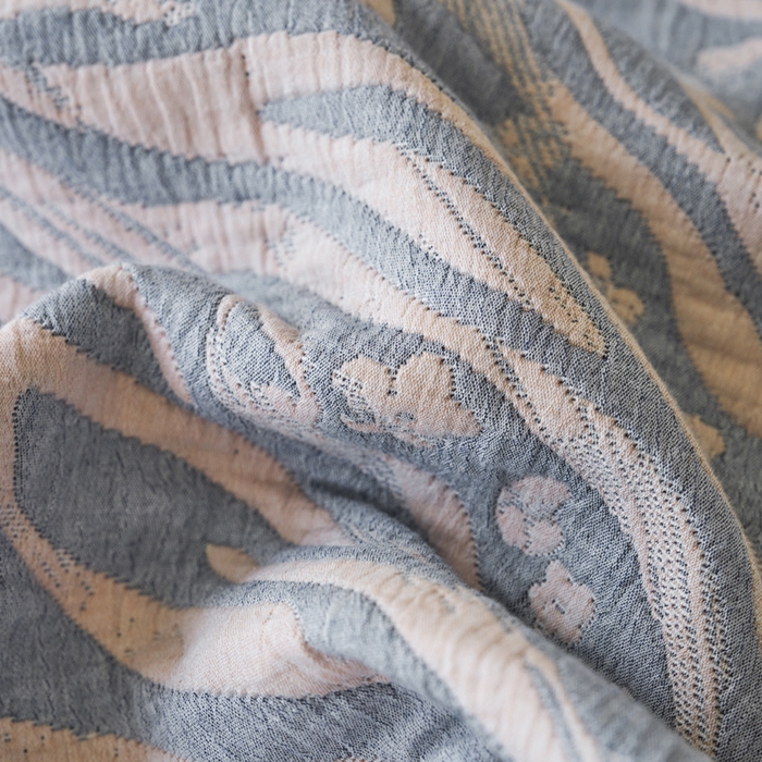 91家纺网 家纺一手货源 找家纺 棠薇家纺 2025新款提花绑带款枕巾棉纱布枕巾夹棉枕头巾 木影驼兰