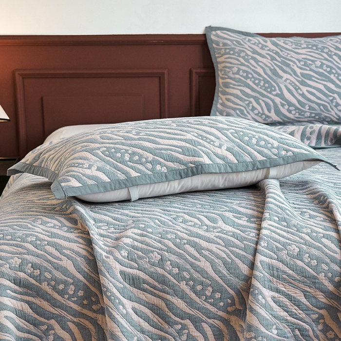 91家纺网 家纺一手货源 找家纺 棠薇家纺 2025新款提花绑带款枕巾棉纱布枕巾夹棉枕头巾 木影驼兰