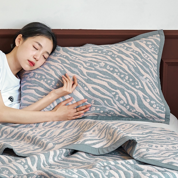 91家纺网 家纺一手货源 找家纺 棠薇家纺 2025新款提花绑带款枕巾棉纱布枕巾夹棉枕头巾 木影驼兰