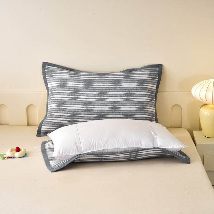 91家纺网 家纺一手货源 找家纺 棠薇家纺 2025新款提花绑带款枕巾棉纱布枕巾夹棉枕头巾 素练浮光灰