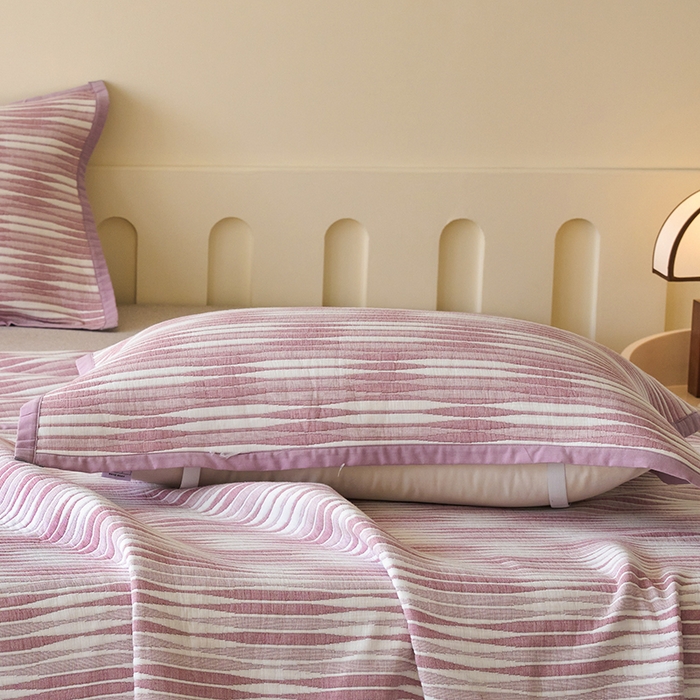 91家纺网 家纺一手货源 找家纺 棠薇家纺 2025新款提花绑带款枕巾棉纱布枕巾夹棉枕头巾 素练浮光紫