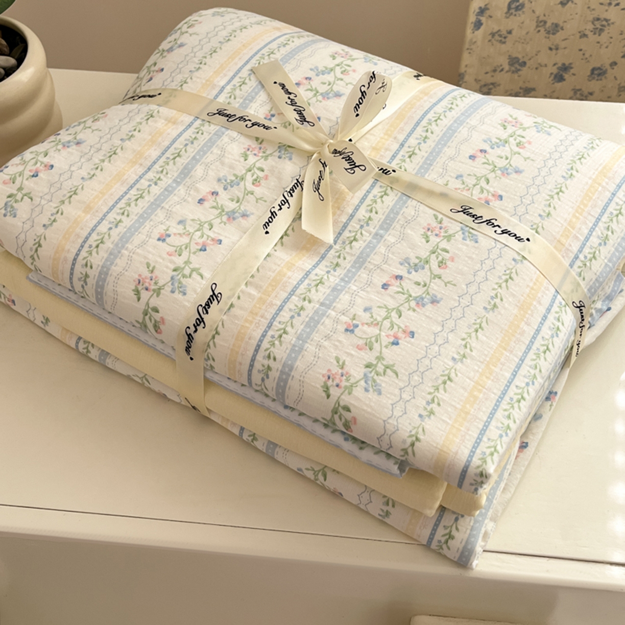 91家纺网 家纺一手货源 找家纺 （总）玉海棠家纺 2025新款云感提花双层纱印花系列四件套-场景二