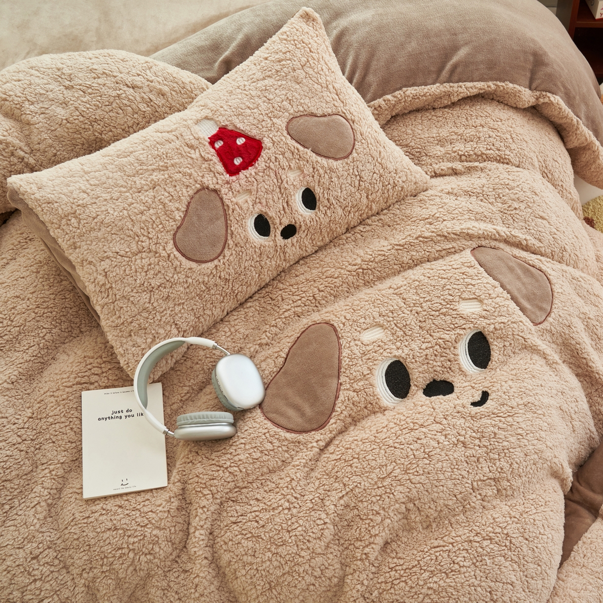 91家纺网 家纺一手货源 找家纺 晨曦家纺 2025贴布绣刺绣工艺羊羔绒牛奶绒四件套 呆萌小狗-咖