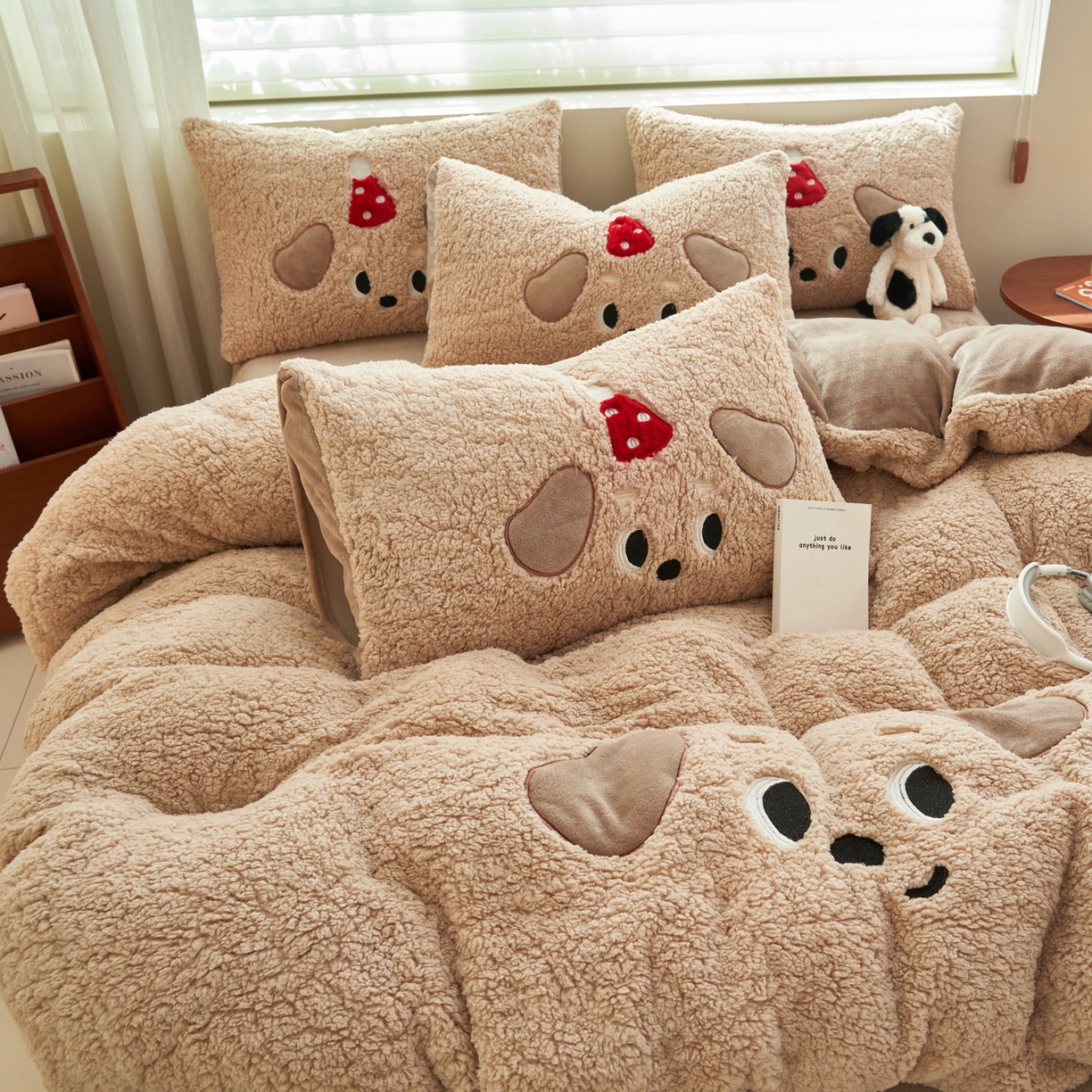 91家纺网 家纺一手货源 找家纺 晨曦家纺 2025贴布绣刺绣工艺羊羔绒牛奶绒四件套 呆萌小狗-咖