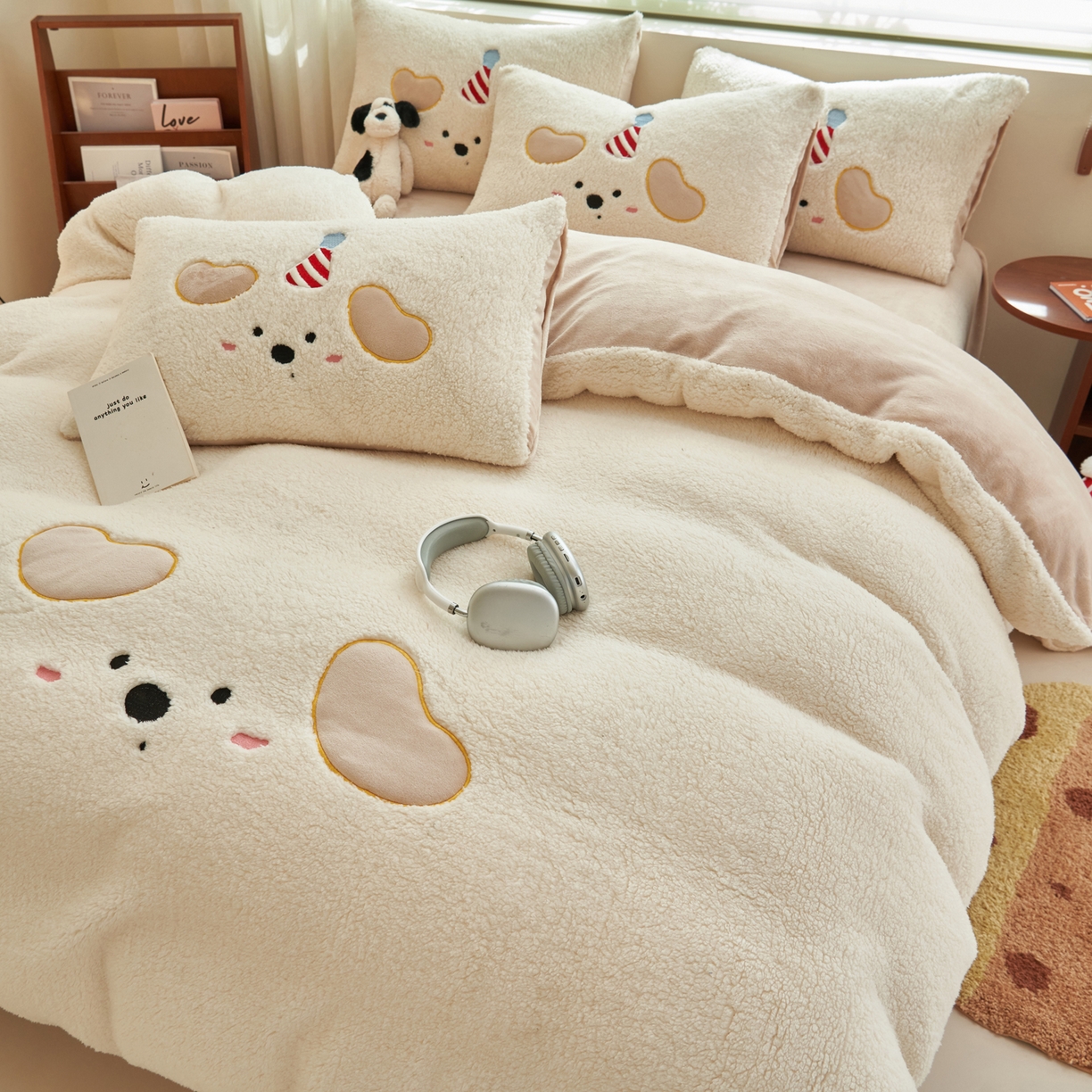 晨曦家纺 2025贴布绣刺绣工艺羊羔绒牛奶绒四件套 呆萌小狗-奶白