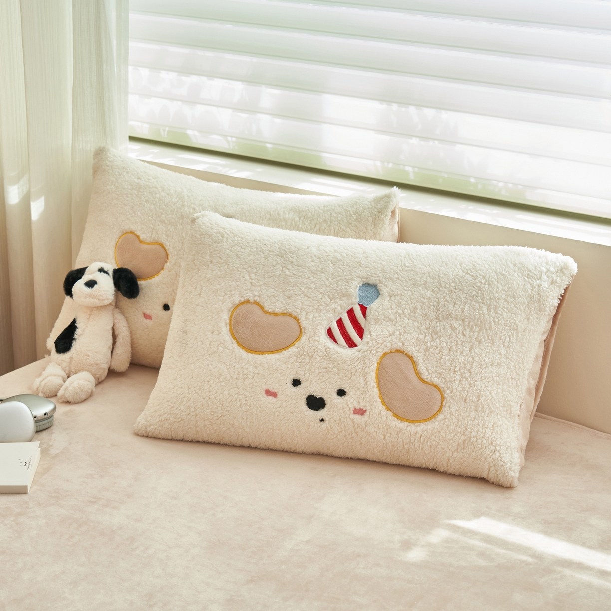 91家纺网 家纺一手货源 找家纺 晨曦家纺 2025贴布绣刺绣工艺羊羔绒牛奶绒四件套 呆萌小狗-奶白