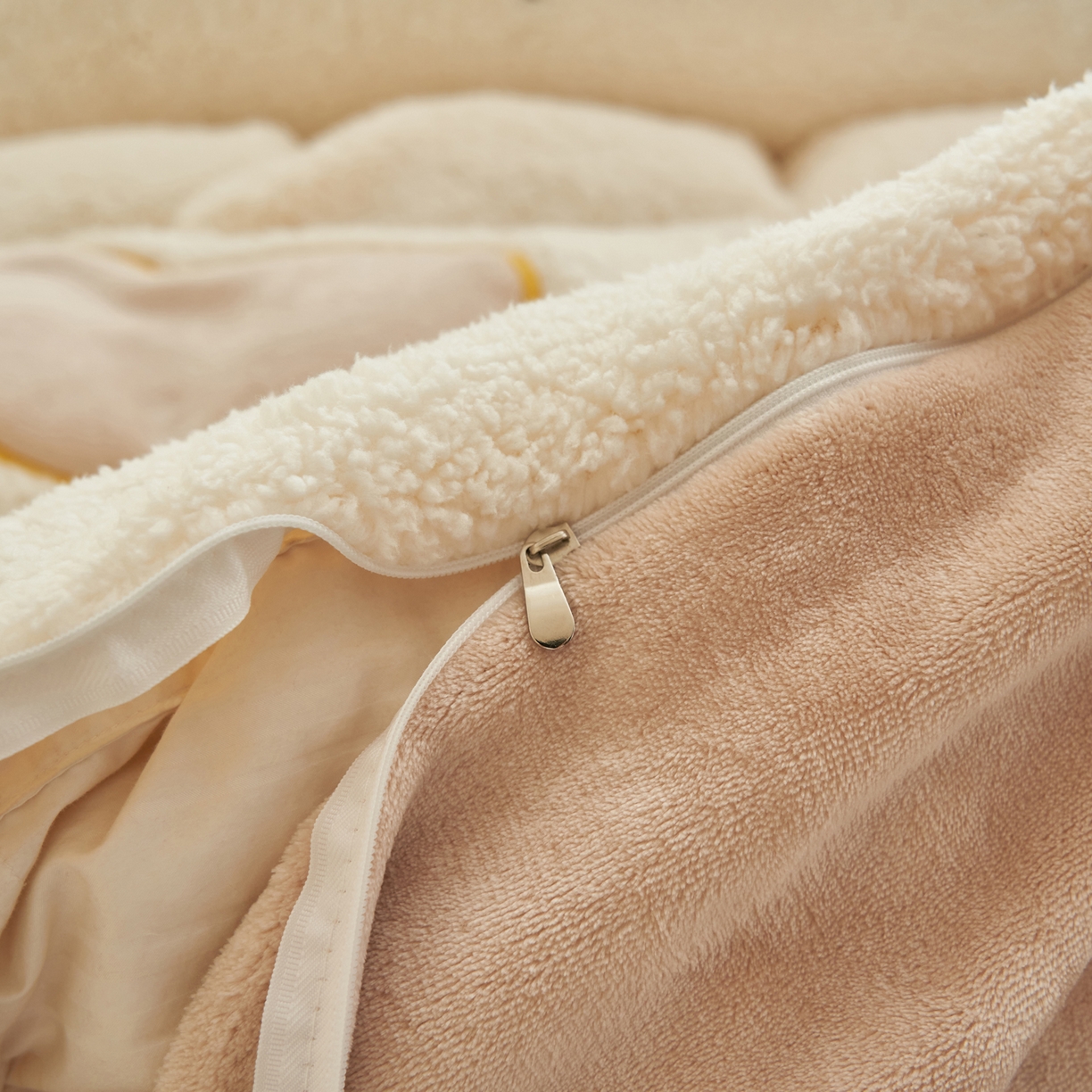 91家纺网 家纺一手货源 找家纺 晨曦家纺 2025贴布绣刺绣工艺羊羔绒牛奶绒四件套 呆萌小狗-奶白