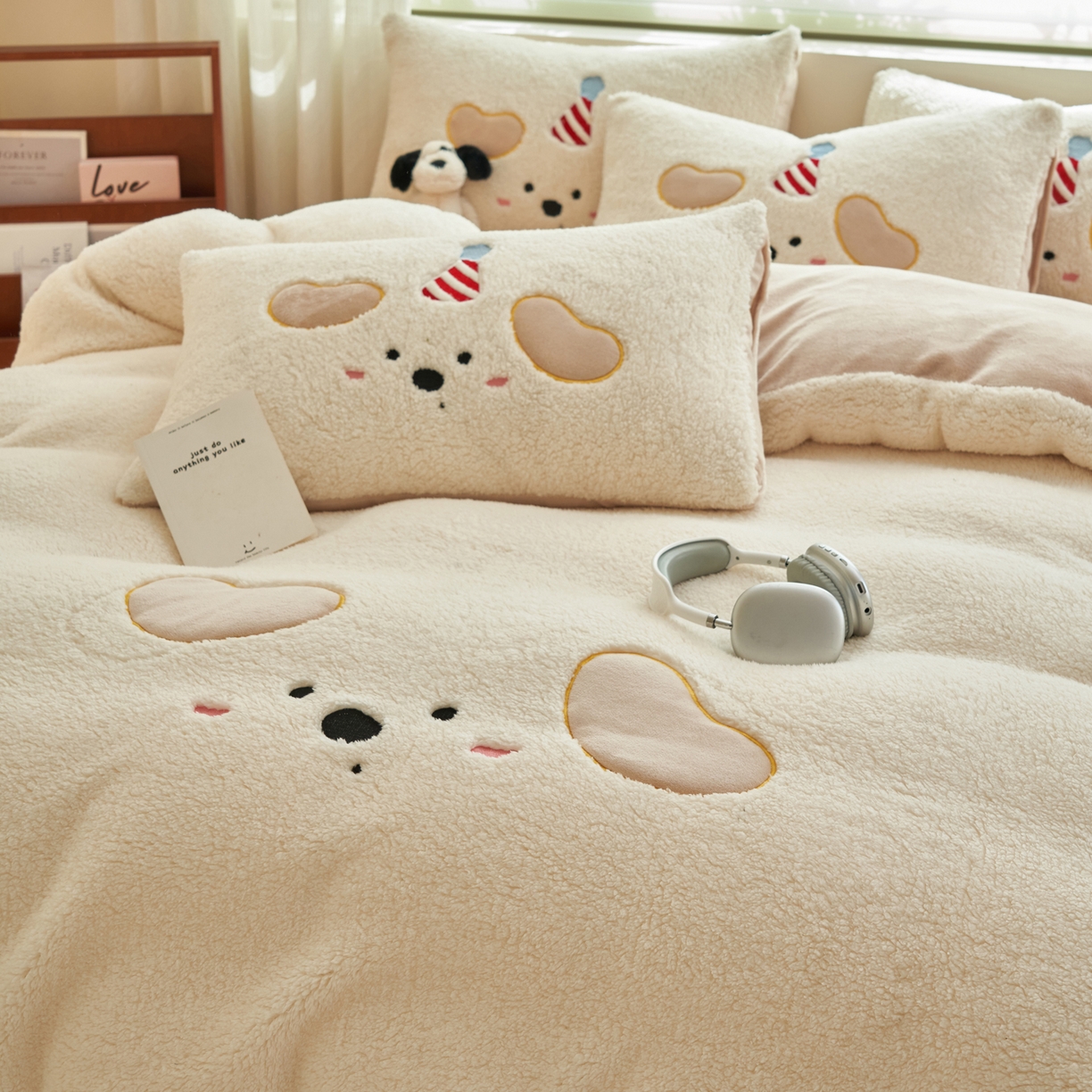 91家纺网 家纺一手货源 找家纺 晨曦家纺 2025贴布绣刺绣工艺羊羔绒牛奶绒四件套 呆萌小狗-奶白