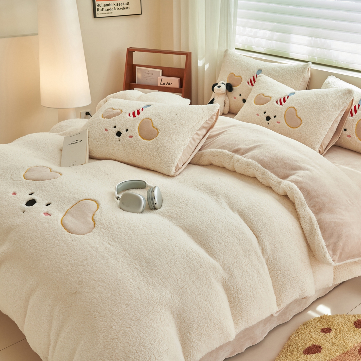 91家纺网 家纺一手货源 找家纺 晨曦家纺 2025贴布绣刺绣工艺羊羔绒牛奶绒四件套 呆萌小狗-奶白