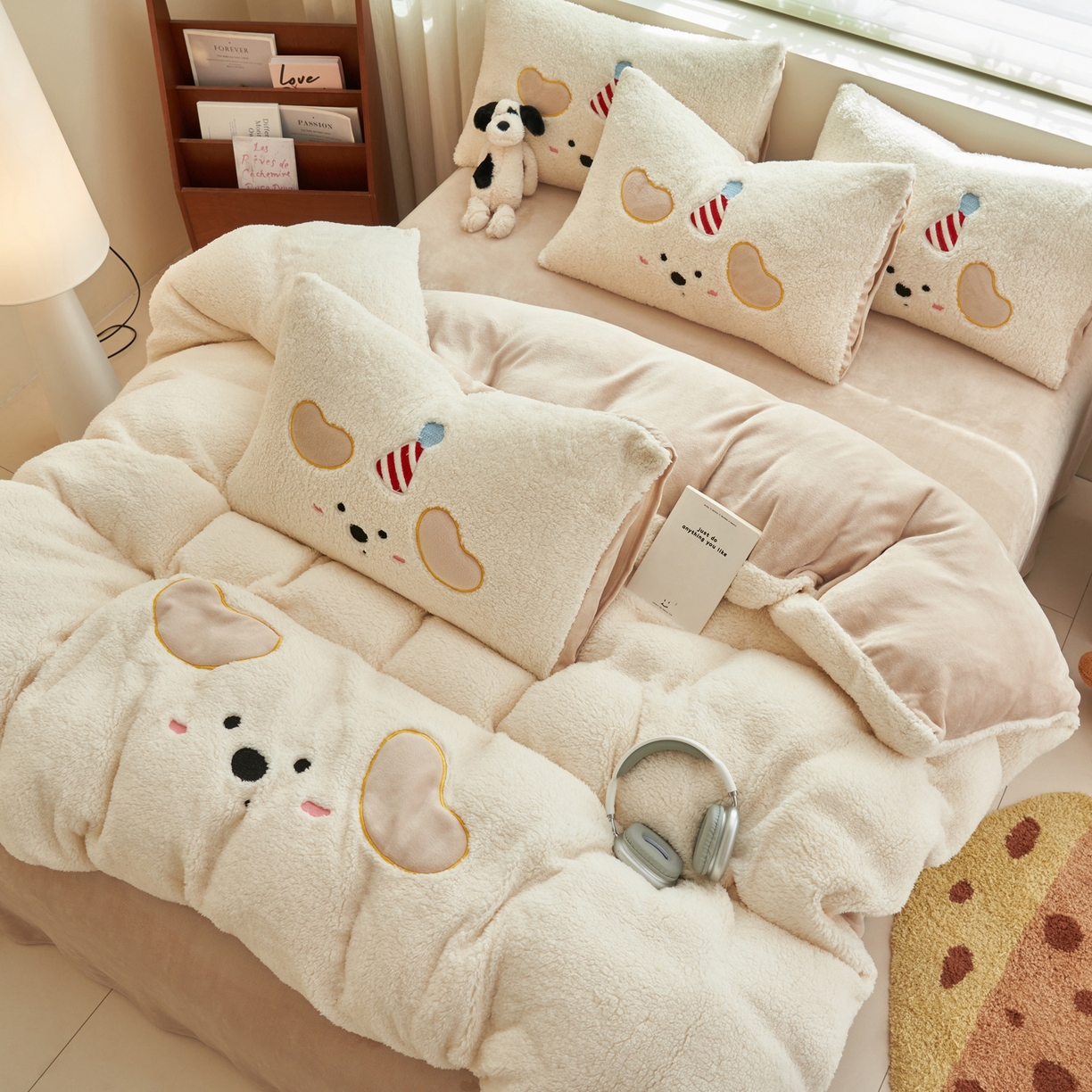 91家纺网 家纺一手货源 找家纺 晨曦家纺 2025贴布绣刺绣工艺羊羔绒牛奶绒四件套 呆萌小狗-奶白