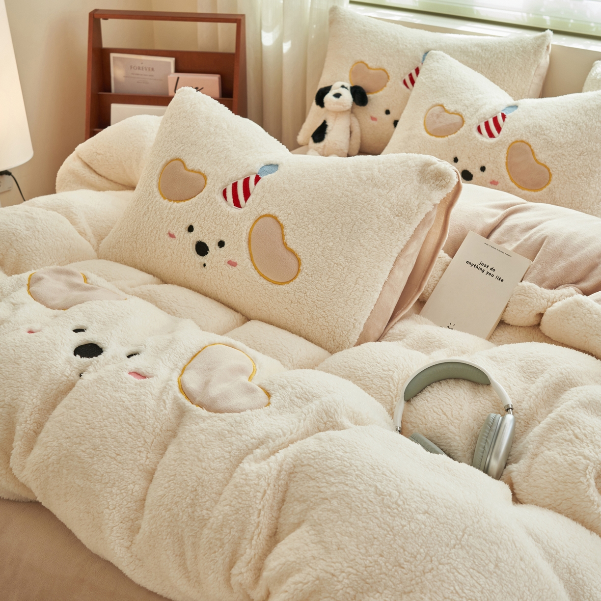 91家纺网 家纺一手货源 找家纺 晨曦家纺 2025贴布绣刺绣工艺羊羔绒牛奶绒四件套 呆萌小狗-奶白