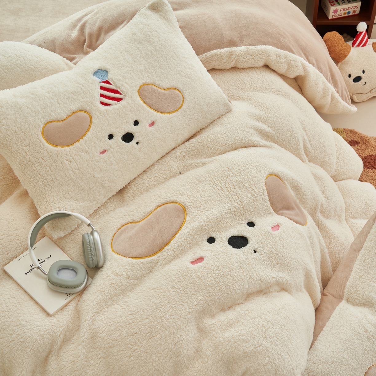 91家纺网 家纺一手货源 找家纺 晨曦家纺 2025贴布绣刺绣工艺羊羔绒牛奶绒四件套 呆萌小狗-奶白