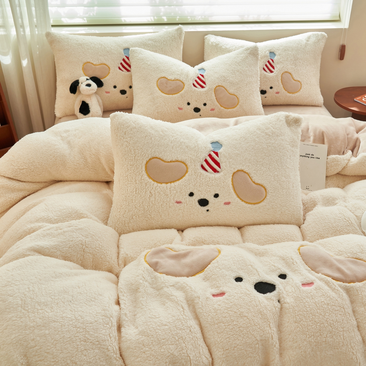 91家纺网 家纺一手货源 找家纺 晨曦家纺 2025贴布绣刺绣工艺羊羔绒牛奶绒四件套 呆萌小狗-奶白