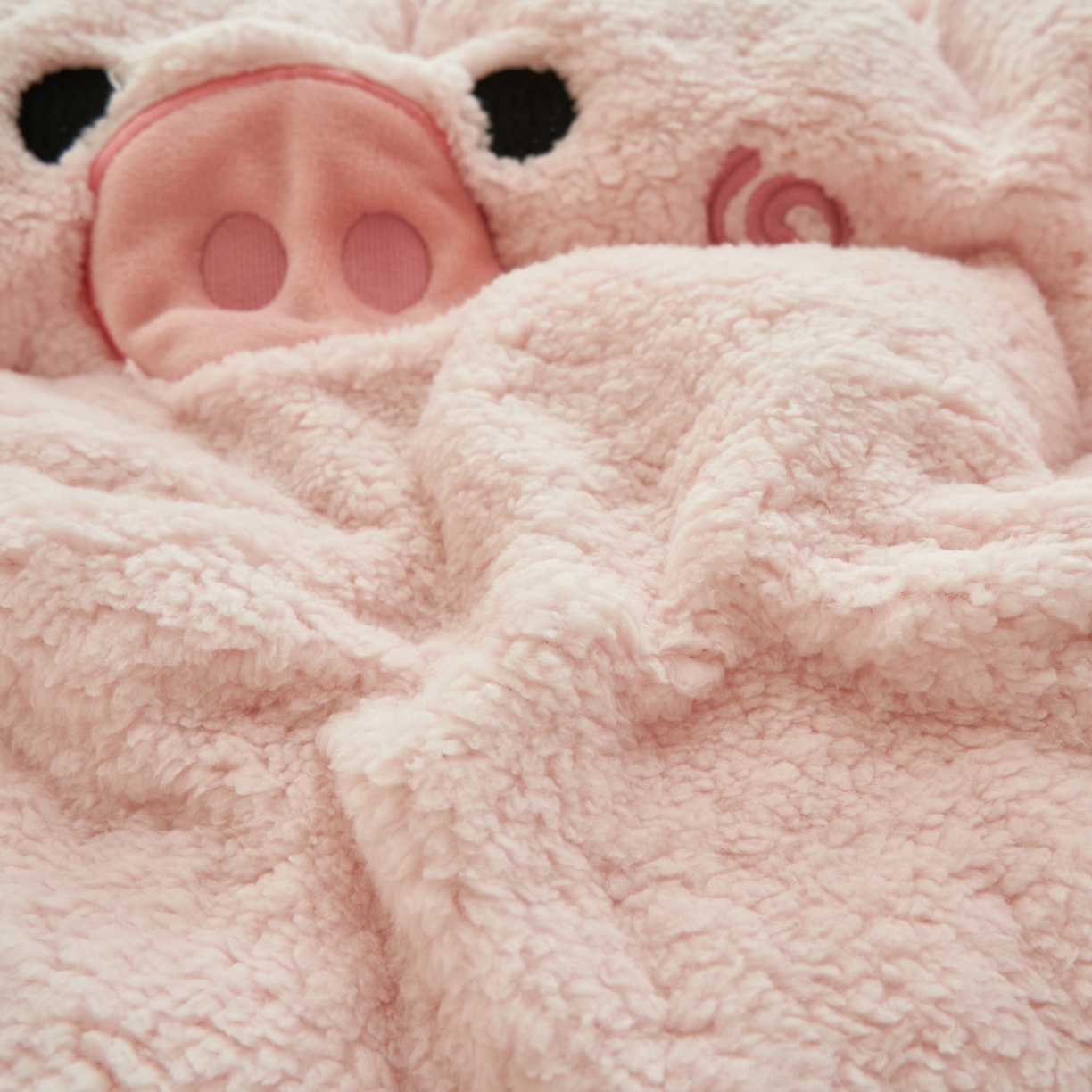 91家纺网 家纺一手货源 找家纺 晨曦家纺 2025贴布绣刺绣工艺羊羔绒牛奶绒四件套 粉佩奇