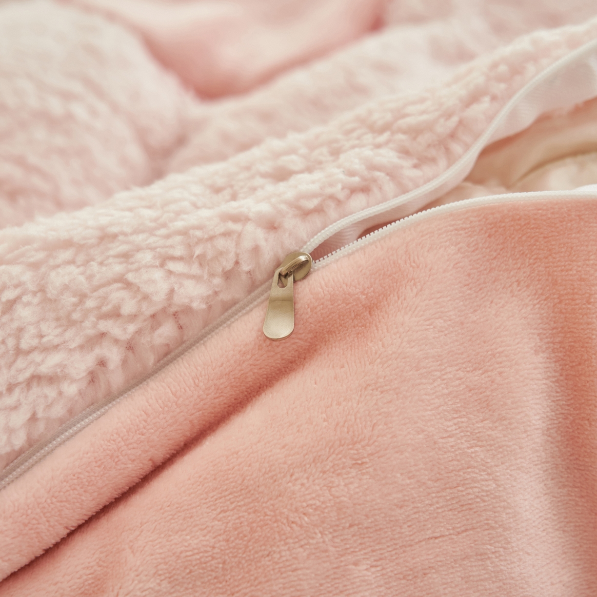 91家纺网 家纺一手货源 找家纺 晨曦家纺 2025贴布绣刺绣工艺羊羔绒牛奶绒四件套 粉佩奇