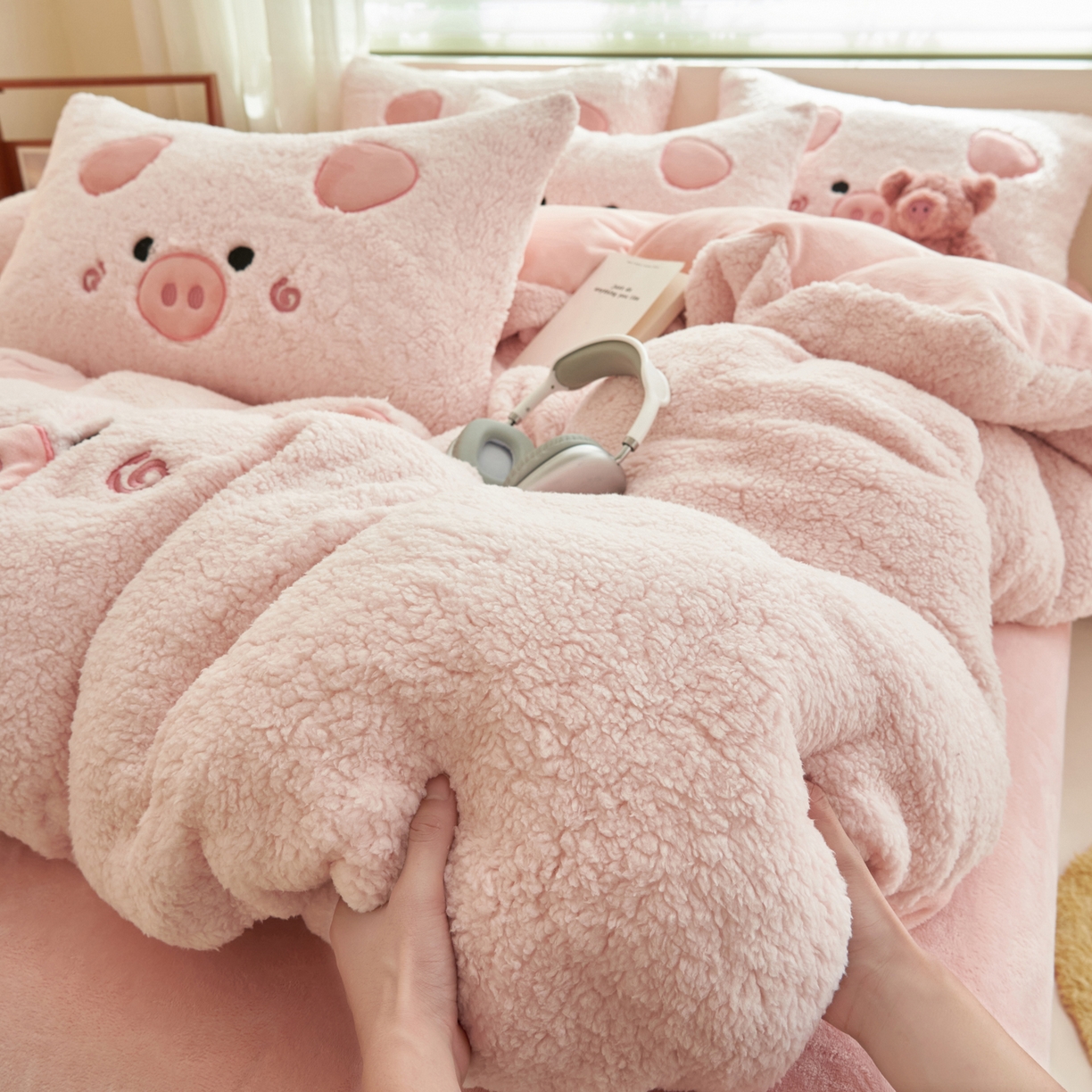 91家纺网 家纺一手货源 找家纺 晨曦家纺 2025贴布绣刺绣工艺羊羔绒牛奶绒四件套 粉佩奇