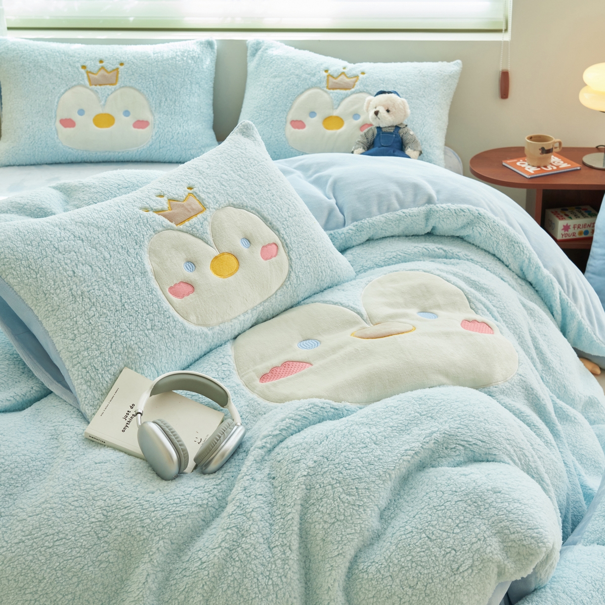 91家纺网 家纺一手货源 找家纺 晨曦家纺 2025贴布绣刺绣工艺羊羔绒牛奶绒四件套 可爱企鹅