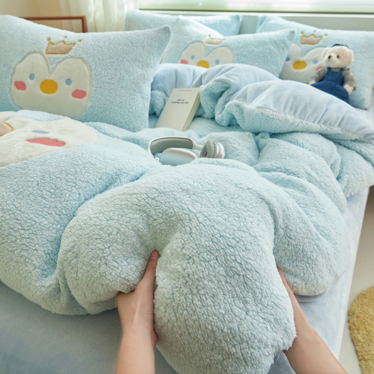 91家纺网 家纺一手货源 找家纺 晨曦家纺 2025贴布绣刺绣工艺羊羔绒牛奶绒四件套 可爱企鹅