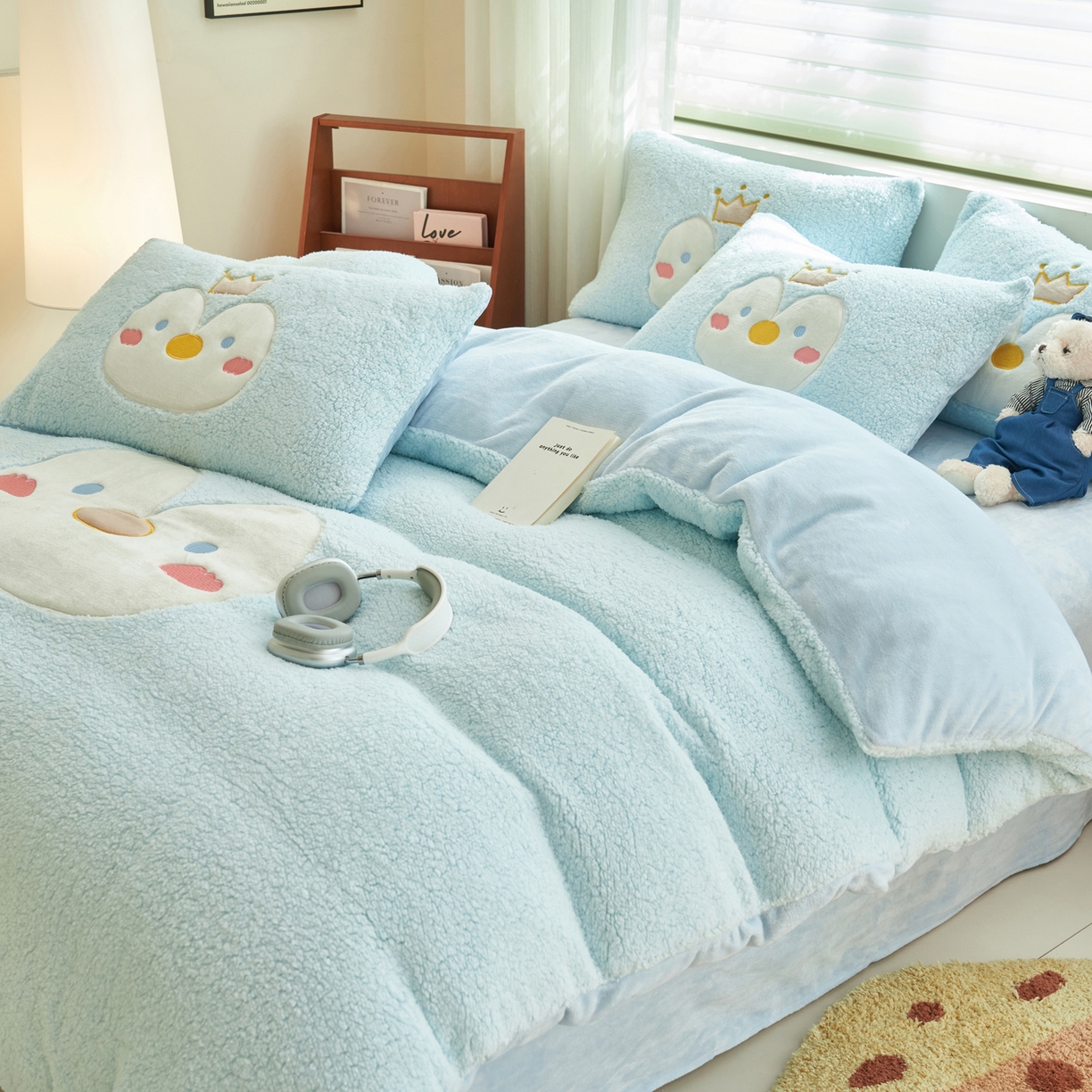 91家纺网 家纺一手货源 找家纺 晨曦家纺 2025贴布绣刺绣工艺羊羔绒牛奶绒四件套 可爱企鹅