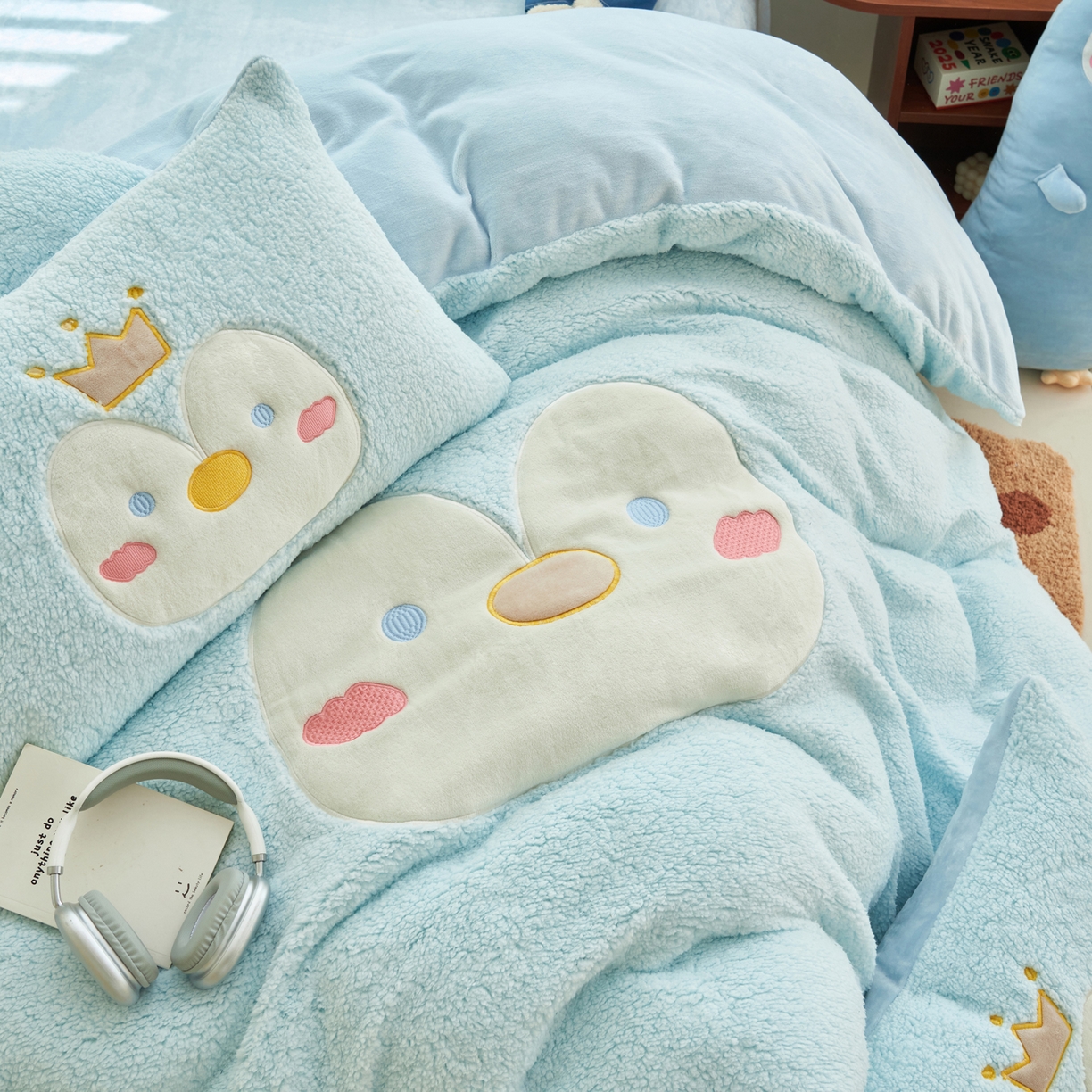 91家纺网 家纺一手货源 找家纺 晨曦家纺 2025贴布绣刺绣工艺羊羔绒牛奶绒四件套 可爱企鹅