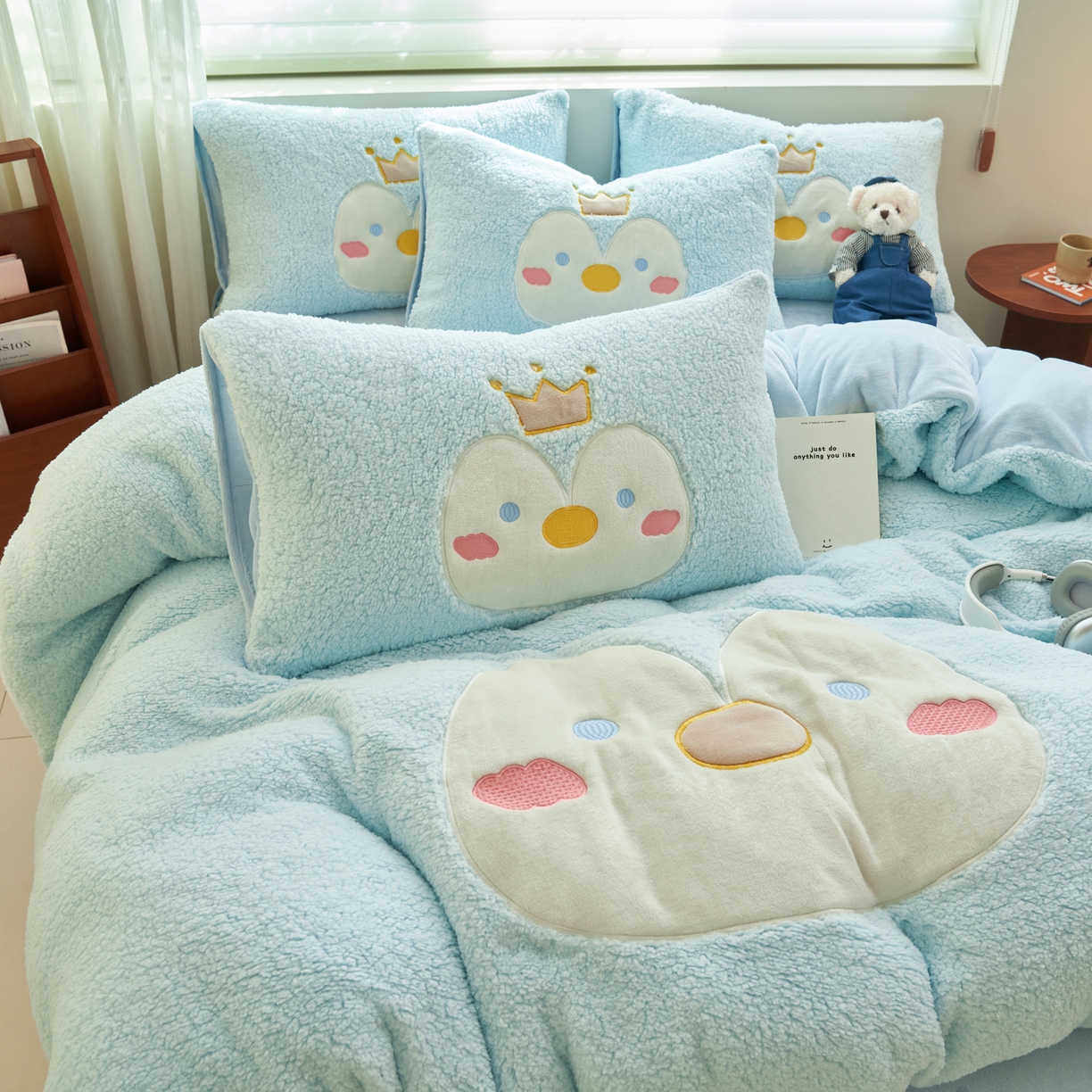 91家纺网 家纺一手货源 找家纺 晨曦家纺 2025贴布绣刺绣工艺羊羔绒牛奶绒四件套 可爱企鹅