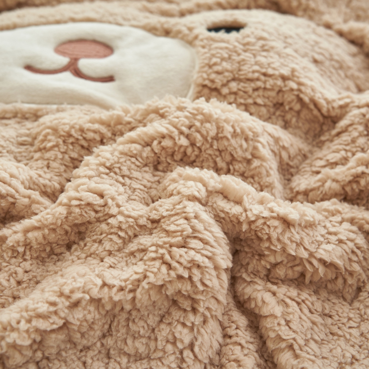 91家纺网 家纺一手货源 找家纺 晨曦家纺 2025贴布绣刺绣工艺羊羔绒牛奶绒四件套 熊宝