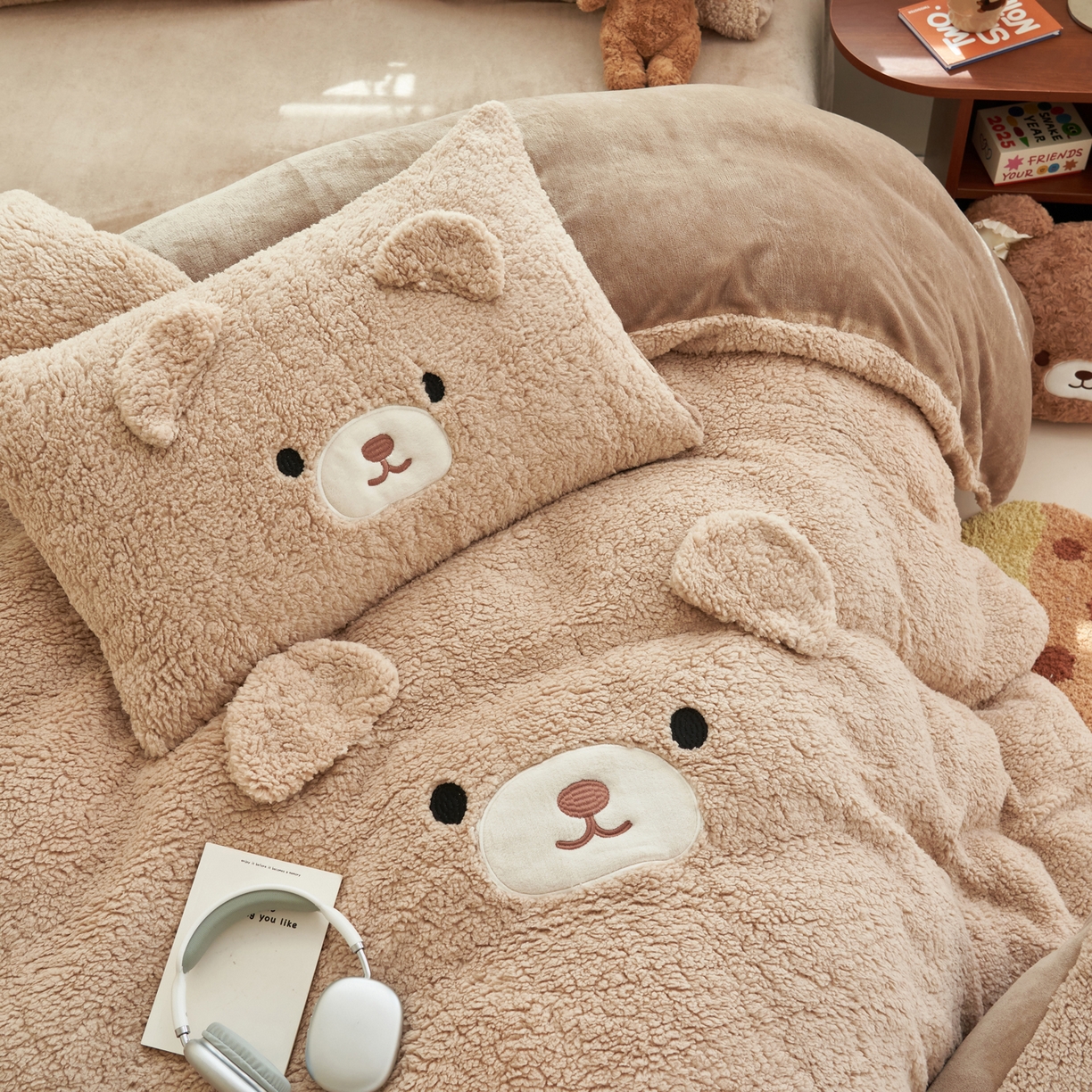 91家纺网 家纺一手货源 找家纺 晨曦家纺 2025贴布绣刺绣工艺羊羔绒牛奶绒四件套 熊宝