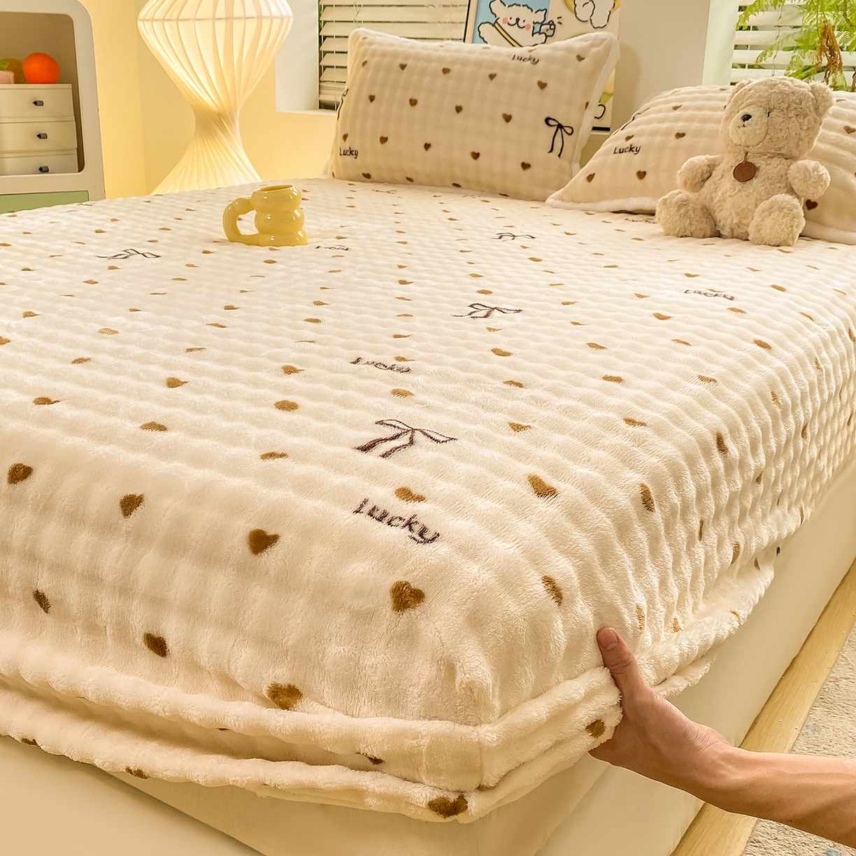 91家纺网 家纺一手货源 找家纺 眠势力 2025新款暖绒泡泡床笠单件冬季保暖床罩牛奶绒床垫保护套 爱心咖【暖绒泡泡床笠】