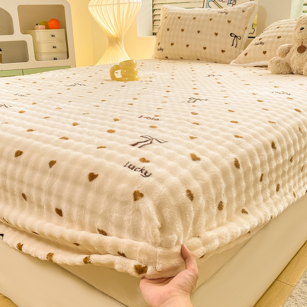 91家纺网 家纺一手货源 找家纺 眠势力 2025新款暖绒泡泡床笠单件冬季保暖床罩牛奶绒床垫保护套 爱心咖【暖绒泡泡床笠】