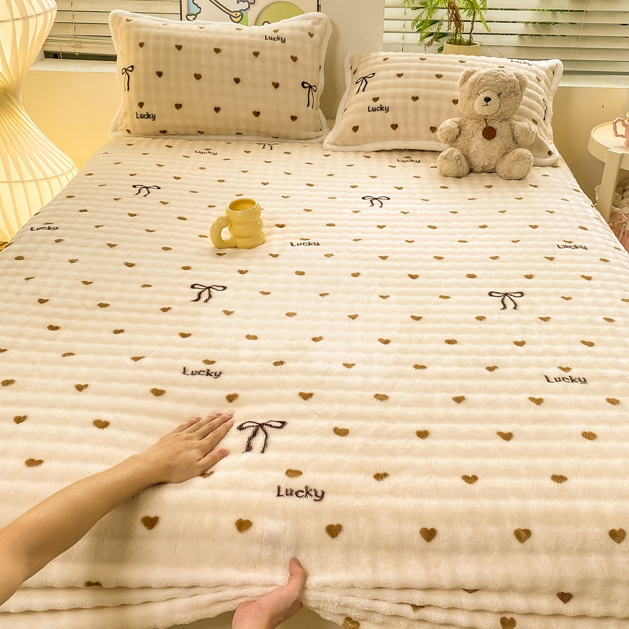 91家纺网 家纺一手货源 找家纺 眠势力 2025新款暖绒泡泡床笠单件冬季保暖床罩牛奶绒床垫保护套 爱心咖【暖绒泡泡床笠】