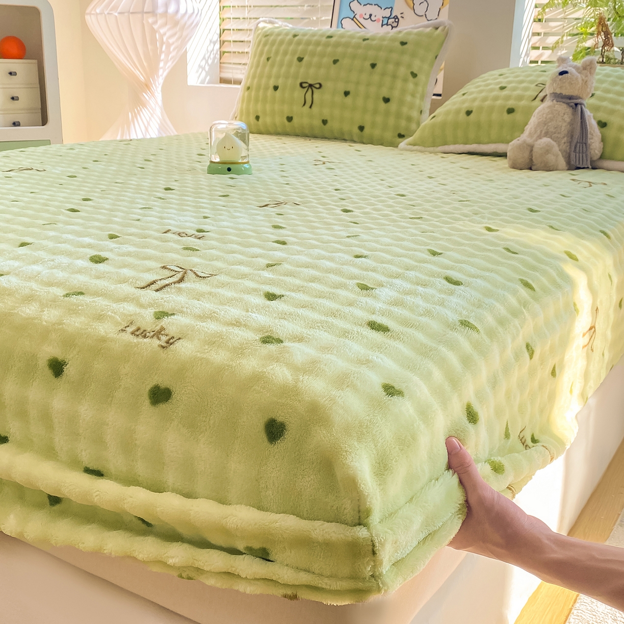 91家纺网 家纺一手货源 找家纺 眠势力 2025新款暖绒泡泡床笠单件冬季保暖床罩牛奶绒床垫保护套 爱心绿【暖绒泡泡床笠】