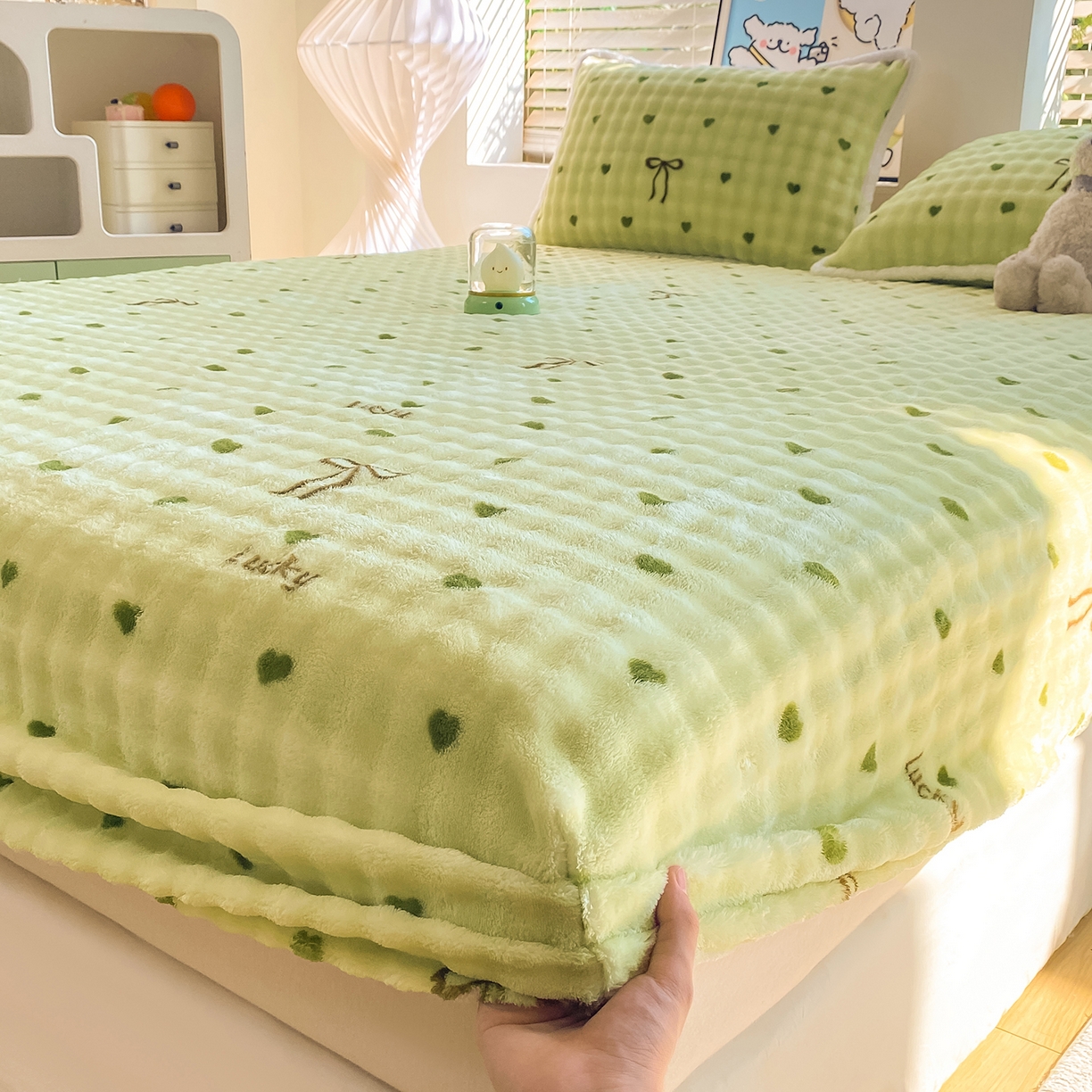 91家纺网 家纺一手货源 找家纺 眠势力 2025新款暖绒泡泡床笠单件冬季保暖床罩牛奶绒床垫保护套 爱心绿【暖绒泡泡床笠】