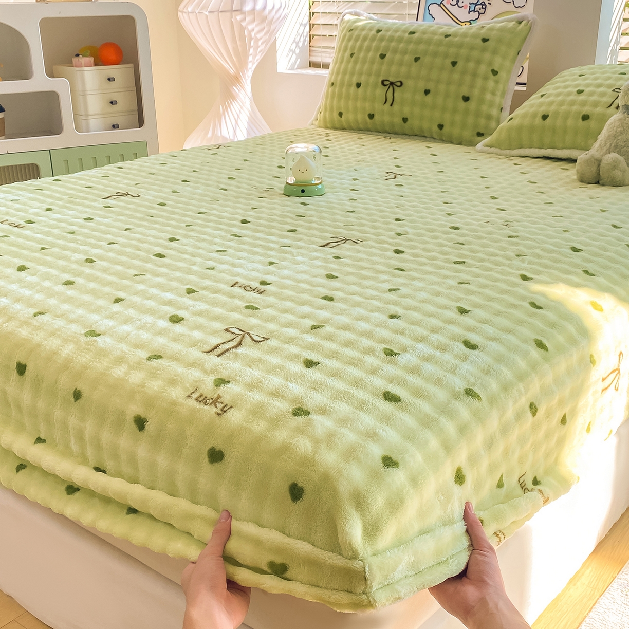 91家纺网 家纺一手货源 找家纺 眠势力 2025新款暖绒泡泡床笠单件冬季保暖床罩牛奶绒床垫保护套 爱心绿【暖绒泡泡床笠】