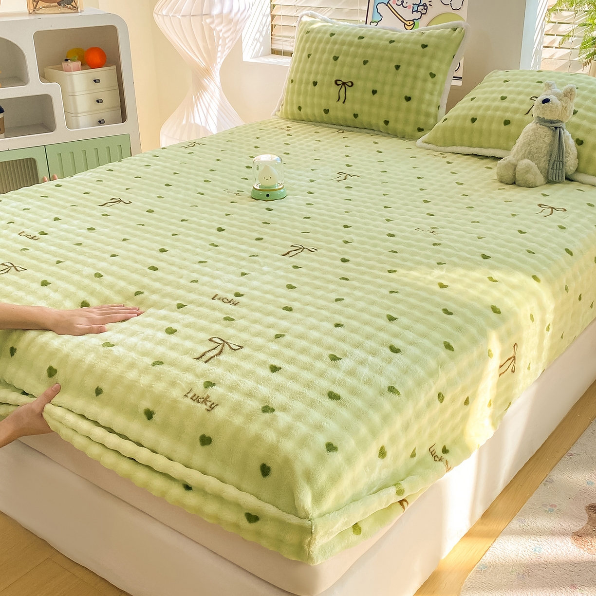 91家纺网 家纺一手货源 找家纺 眠势力 2025新款暖绒泡泡床笠单件冬季保暖床罩牛奶绒床垫保护套 爱心绿【暖绒泡泡床笠】