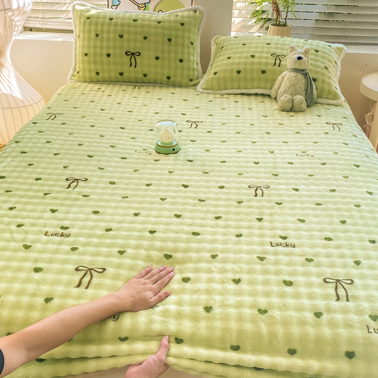 91家纺网 家纺一手货源 找家纺 眠势力 2025新款暖绒泡泡床笠单件冬季保暖床罩牛奶绒床垫保护套 爱心绿【暖绒泡泡床笠】