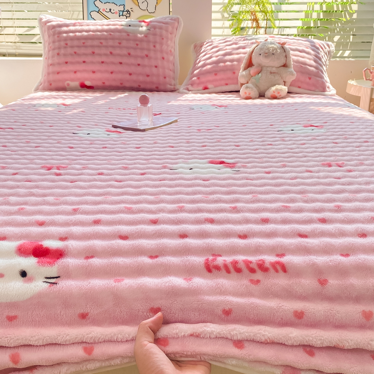 91家纺网 家纺一手货源 找家纺 眠势力 2025新款暖绒泡泡床笠单件冬季保暖床罩牛奶绒床垫保护套 爱心KT【暖绒泡泡床笠】